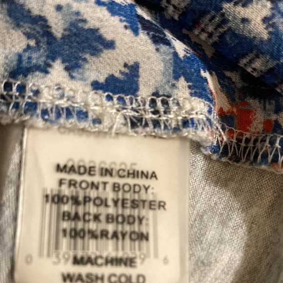 Two by Vince Camuto grey with red and blue pattern blouse - Picture 5 of 5